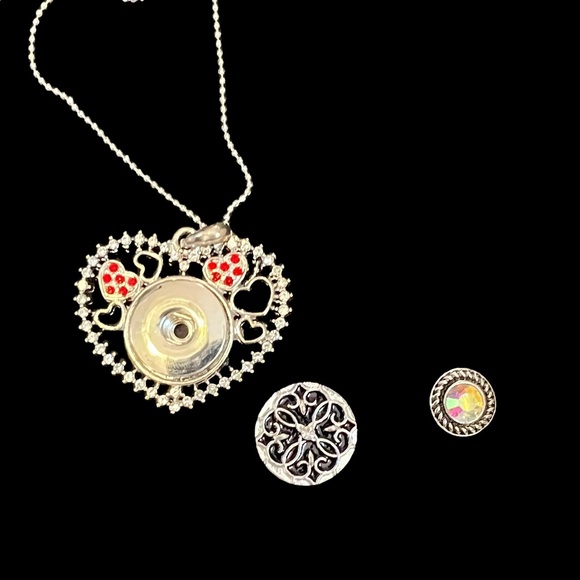 GORGEOUS HEART WITH SMALL RED CRYSTAL HEARTS SNAP BUTTON PENDANT SILVER NECKLACE - Picture 5 of 9